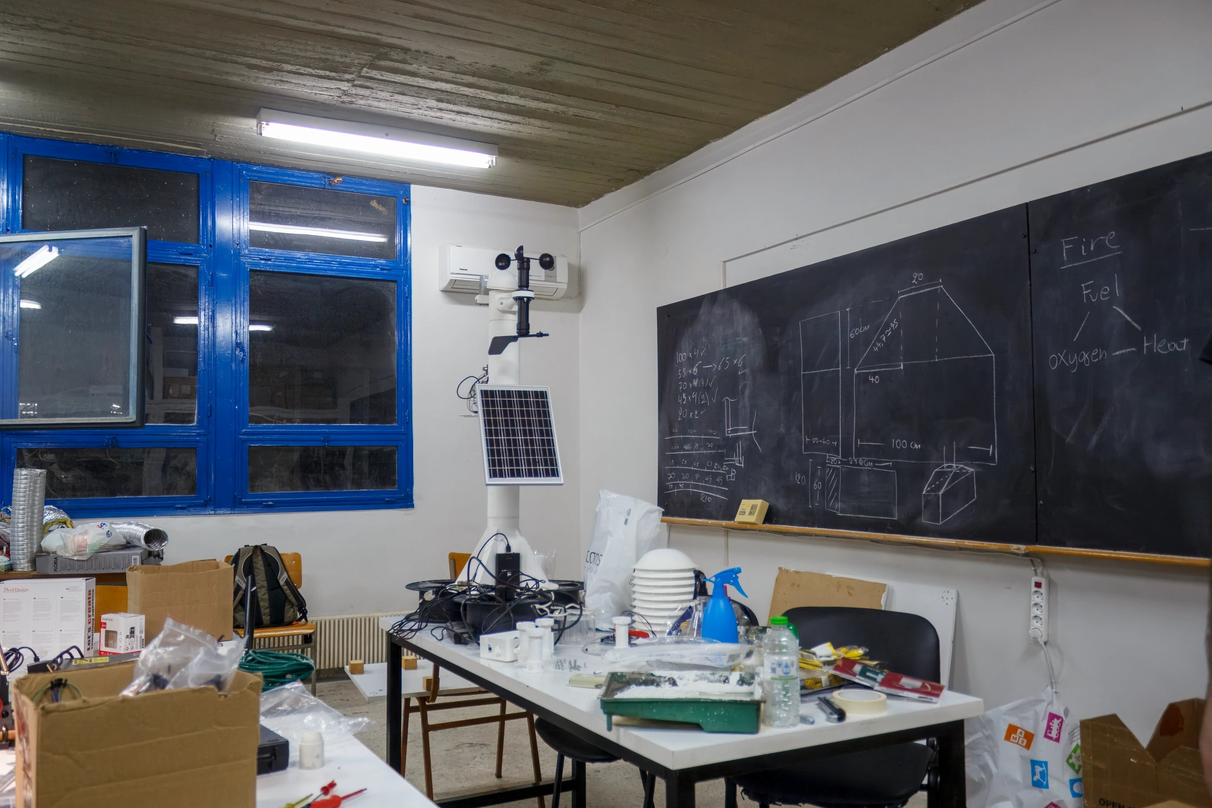 The ZEPHYR weather station and Smart Campus scale model in the HEPHAESTUS workshop